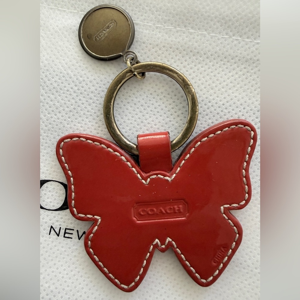 Vintage Coach Embossed Sig C Red Patent Leather Butterfly Keyring/ Bag Charm - Picture 5 of 5